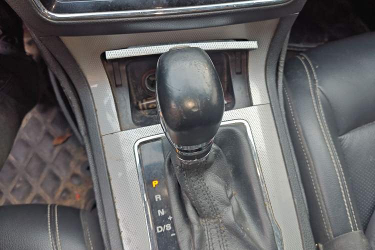 Used Roewe RX5 2017 20T Two-Wheel Drive Automatic Internet Elite Edition Gear Lever