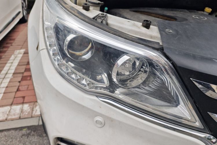 Used Baojun 560 2017 Rhythmic Edition 1.8L iAMT Prestige Model Right Front Headlight