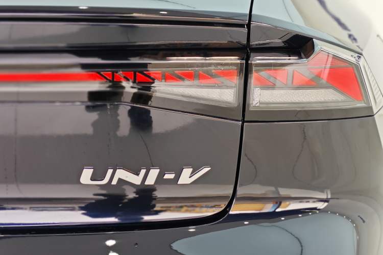 Used Changan UNI-V iDD 2024 Blue Whale Smart Electric iDD 136km Luxury Model
