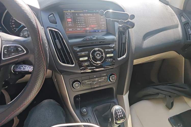 Used Ford Focus 2015 Sedan 1.6L Manual Comfort Model Audio And AC Panel