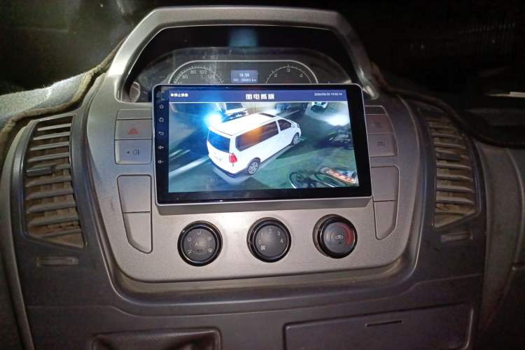 Used SAIC MAXUS Xintu V80 2017 2.5T 5-Speed Manual Aoyuntong National V Standard Long Wheelbase High-Roof 6-10 Seater Audio And AC Panel