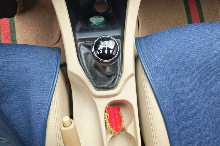 Used Soueast V6 Lingshi 2014 1.5L Manual Luxury Edition for Women Gear Lever