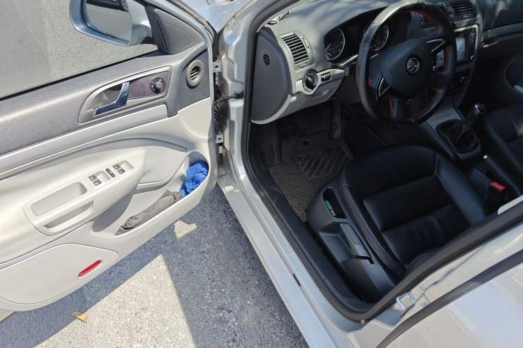 Used Skoda Octavia 2015 Classic Model 1.6L Manual Eado Version
