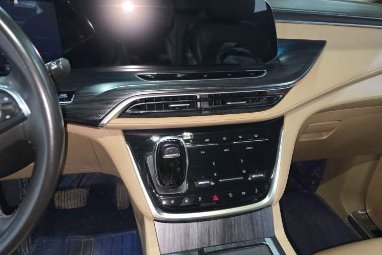 Used Buick GL8 2020 ES Land Cruiser 653T Luxury Model Audio And AC Panel