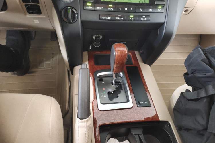 Used Toyota Land Cruiser 2015 4.0L 8-Seater Middle East Version
