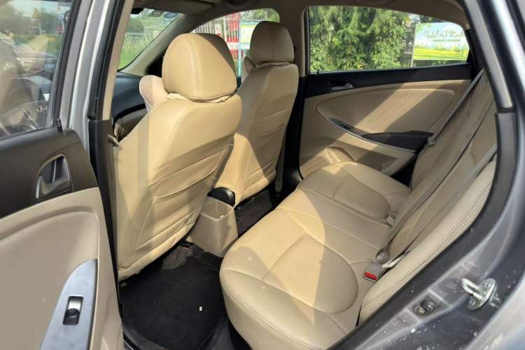 Used Hyundai Verna (older generation) 2014 1.4L Automatic Smart GLS Interior 4