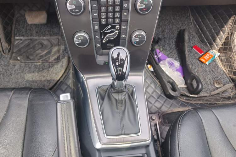 Used Volvo V40 2015 1.6T Zhiyi Edition
