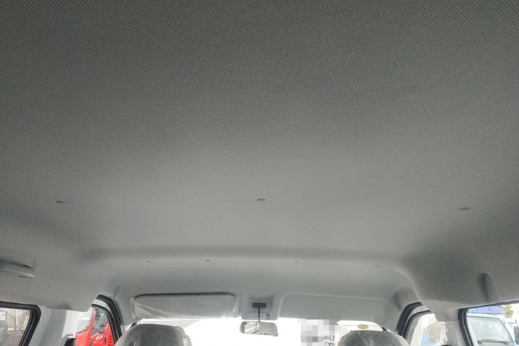 Used Wuling Yangguang 2024 300KM Comfort Version Passenger Van 75kW Headliner