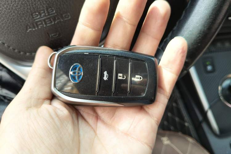 Used Toyota Levin 2017 Revised Dual-Engine 1.8H GS E-CVT Elite Sunroof Version China V Standard Vehicle Key