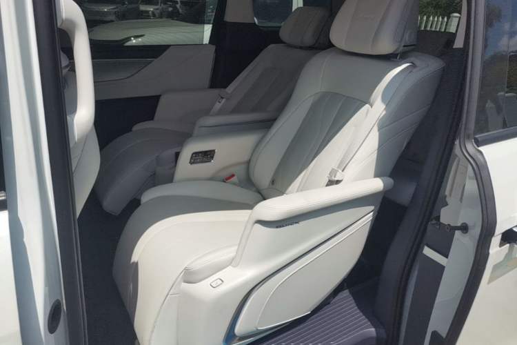 Used Buick GL8 2026 Model Lu Zun Luxury Edition