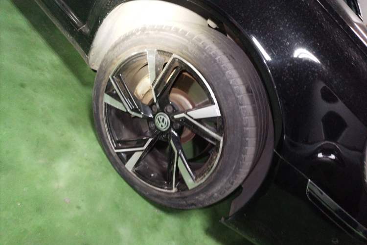 Used Volkswagen Phaeton 2011 4.2L V8 4-seat Extended-Range Individual Edition Right Front Wheel Hub