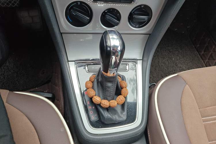 Used Volkswagen Gran Lavida 2013 1.6L Automatic Comfort Model Gear Lever