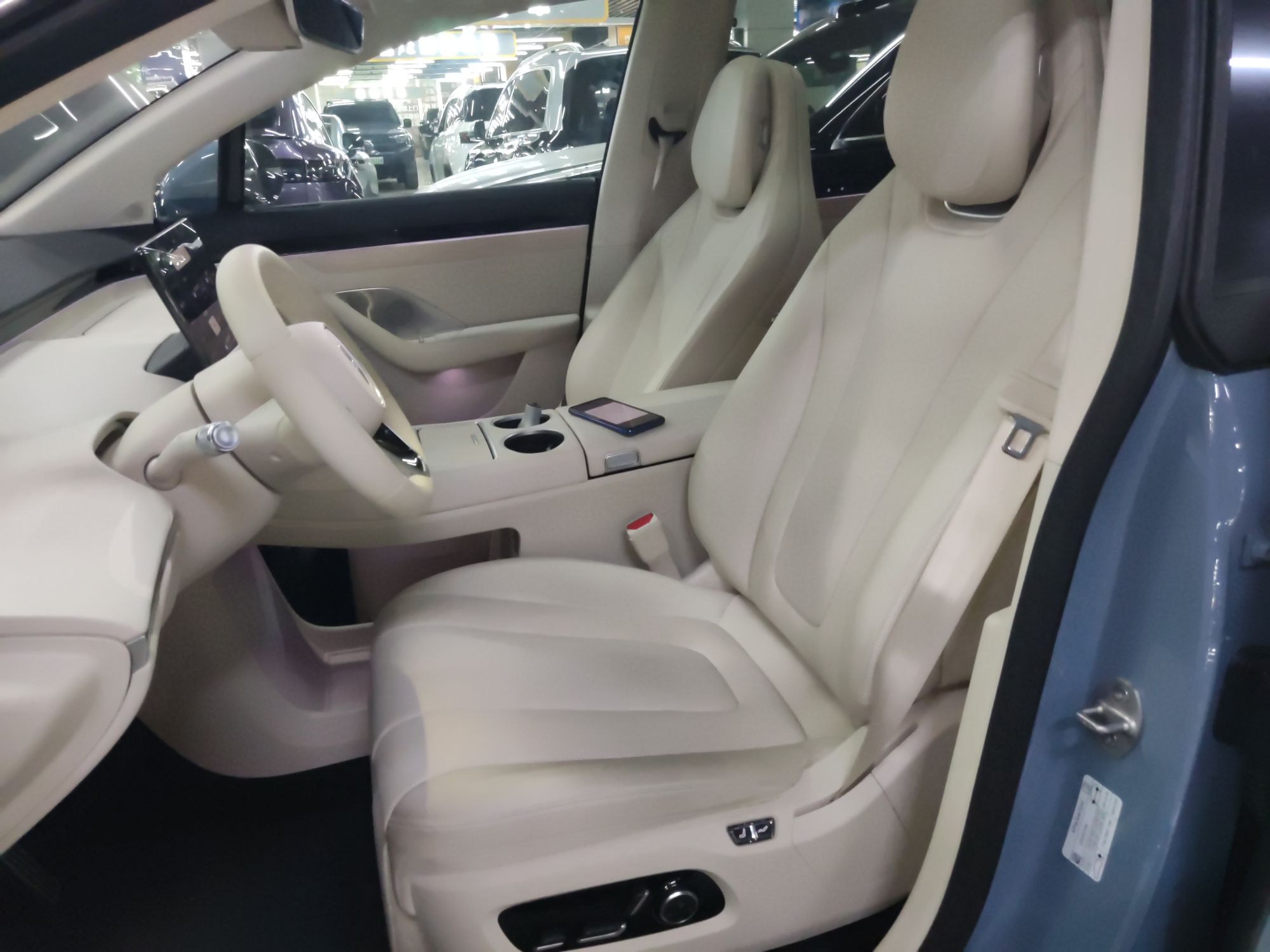 Переднее сиденье в автомобиле