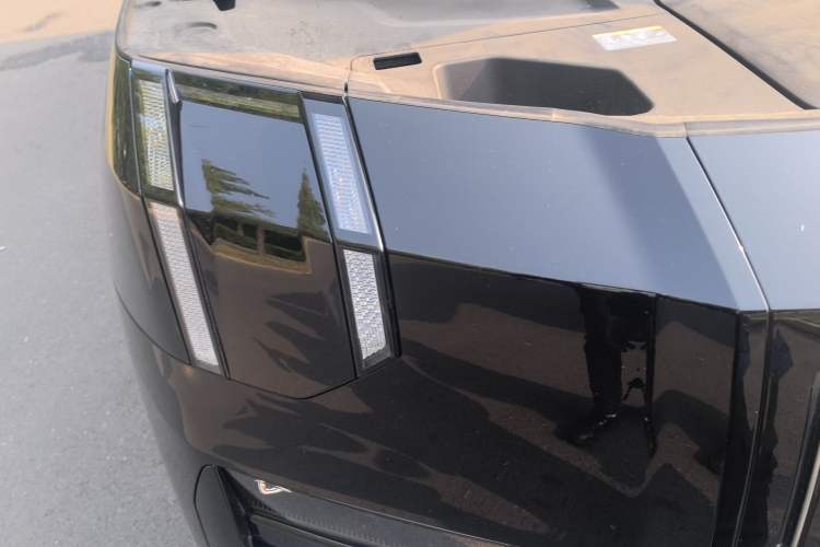 Used Zeekr 009 2024 7-Seater Walk-Through Version Four-Wheel Drive 108 kWh Right Front Headlight