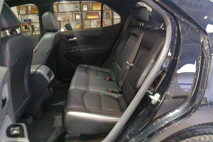 Used Chevrolet Equinox 2022 Light Hybrid 550T RS All-Wheel-Drive Smart Boundary Edition Left Rear Seat