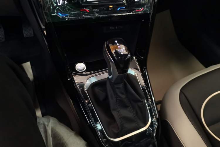 Used Volkswagen T-ROC 2025 Facelift Model 2 300TSI DSG Two-Wheel Drive Xingguang Edition
