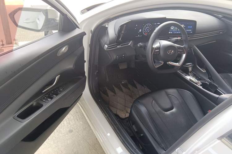 Used Hyundai Elantra 2022 1.5L CVT LUX Prestige Edition Driver Seat