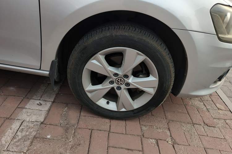 Used Volkswagen Bora 2014 1.6L Manual Comfort Model Right Front Wheel Hub