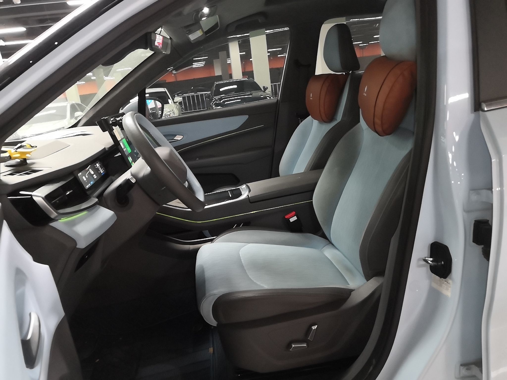 Переднее сиденье в автомобиле