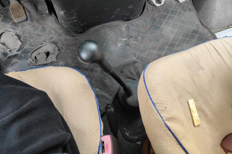 Used Iveco Daily 2020 2.5T A35 Passenger Van with Dual Tires Mid-Roof Design 5-9 Seater Side-Sliding Door China V Emission Standard