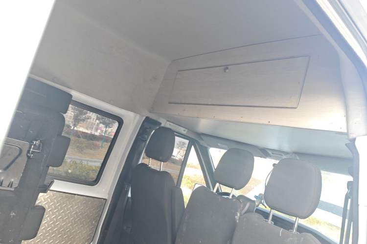 Used JMC Fushun 2025 2.0T 8AT Diesel Mid-Roof Mid-Height Commercial Multi-Purpose 7-Seater Passenger Vehicle Headliner