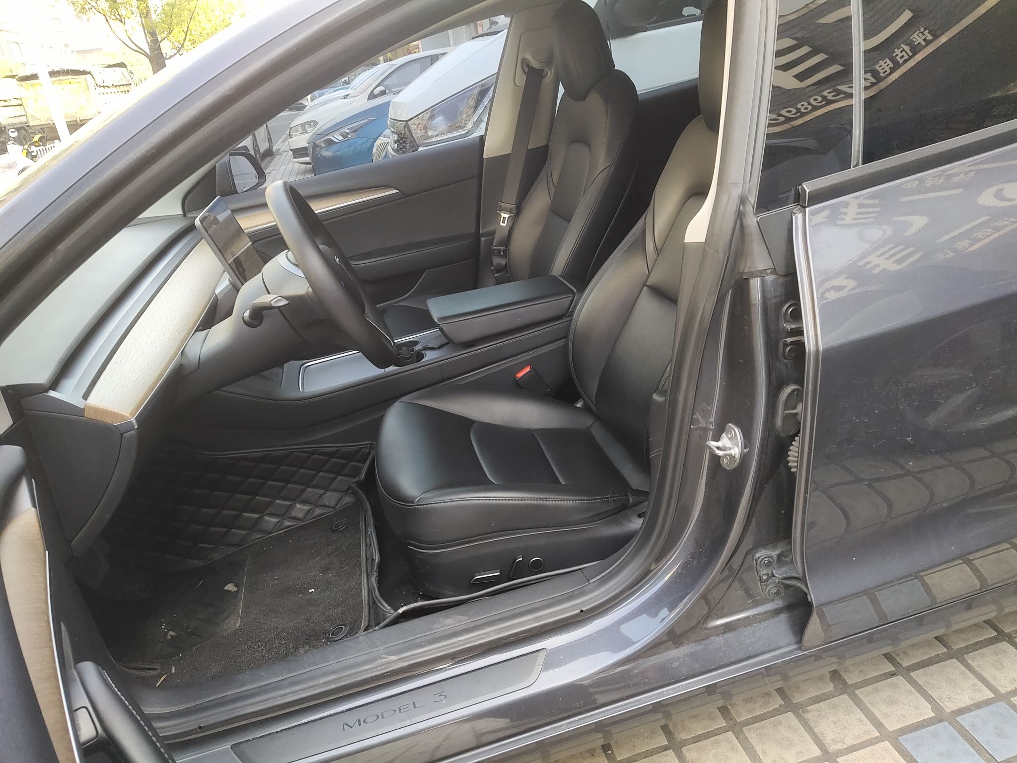 Переднее сиденье в автомобиле