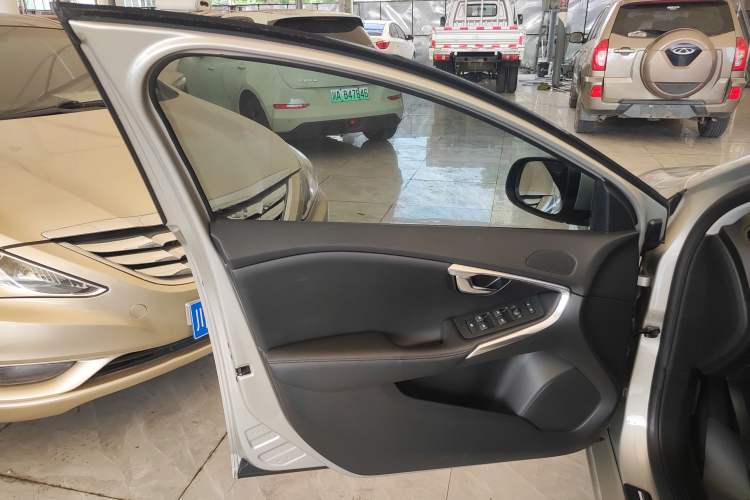Used Volvo V40 2017 T3 Zhiyi Edition
