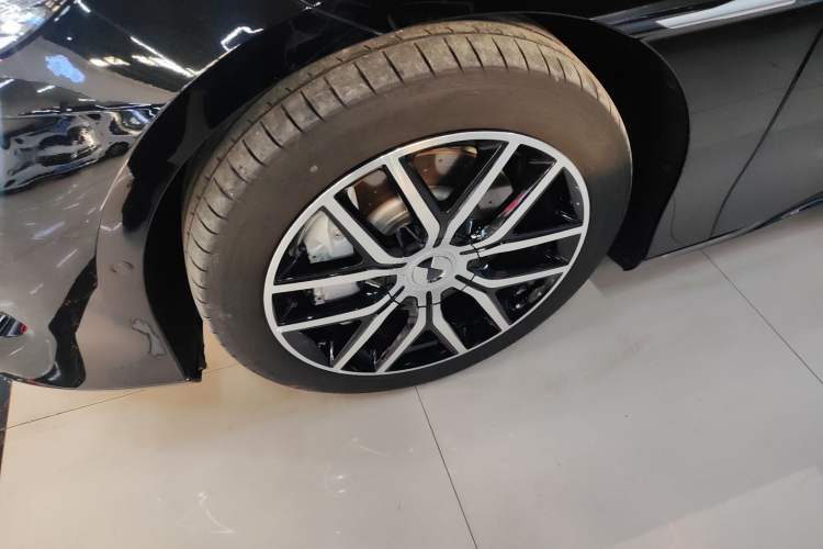 Used Denza Z9 2024 1100 km Four-Wheel Drive Max Version Left Front Wheel Hub