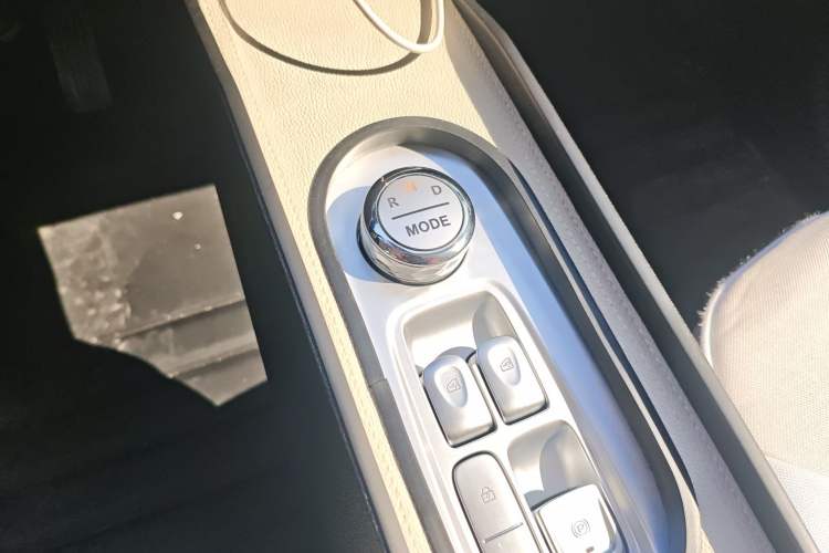 Used CHANGAN NEVO Lumin 2026 Model Treasure Edition 205km Beloved Beige Guoxuan Gear Lever