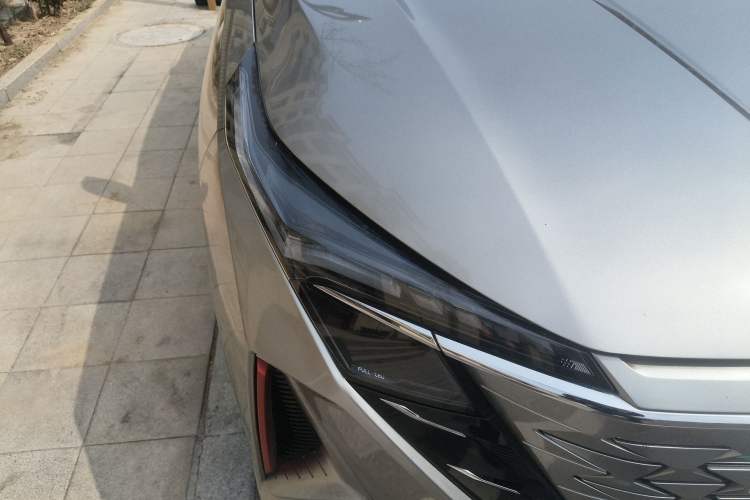 Used CHANGAN OSHAN Z6 2023 Blue Whale 2.0T Automatic Zhiyuan Model Right Front Headlight