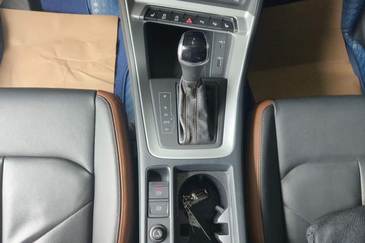 Used Audi Q3 2021 35 TFSI Fashionable and Elegant Model Gear Lever