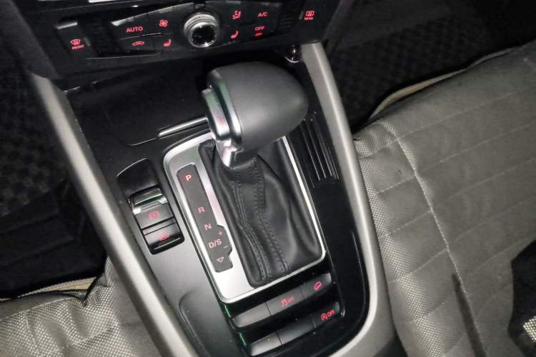 Used Audi Q5 2017 40 TFSI Ambition Edition Gear Lever