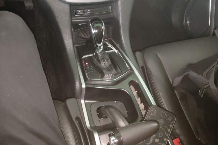 Used JMC Yusheng S350 2013 2.4T Automatic 2WD Diesel Luxury 7-Seater Gear Lever