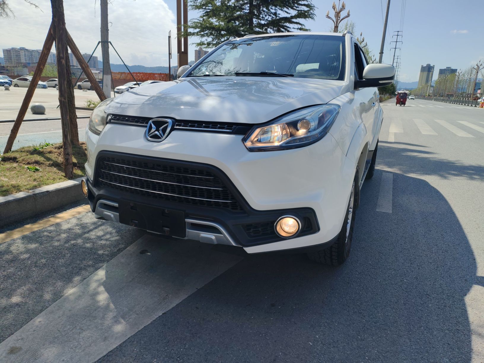 Под передней частью автомобиля