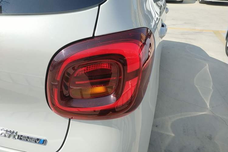 Used Wuling Hongguang MINIEV 2025 Four-Door Version Advanced Edition Exterior 3