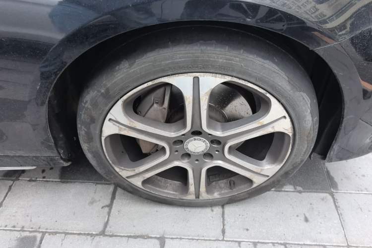 Used Mercedes-Benz E-Class 2016 E 300 L Sporty and Stylish Model Exterior 4