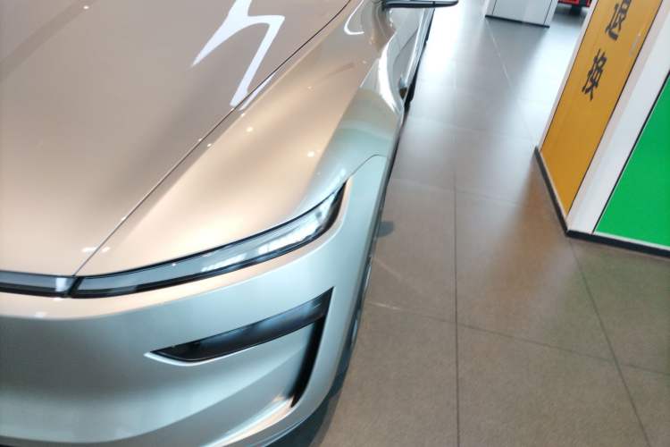 Used Tesla Model Y L 2025 Model Long-Range All-Wheel-Drive Version