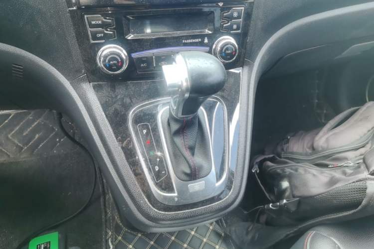 Used Haval H6 2016 Upgraded Model 1.5T Automatic Two-Wheel Drive Elite Version Gear Lever