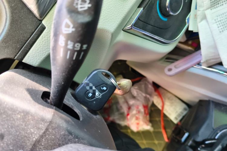 Used Jinbei Hiace X30 2024 1.5L Wealthy-Style Passenger Van 5/6/7 Seater with Front-Mounted Air Conditioning Vehicle Key