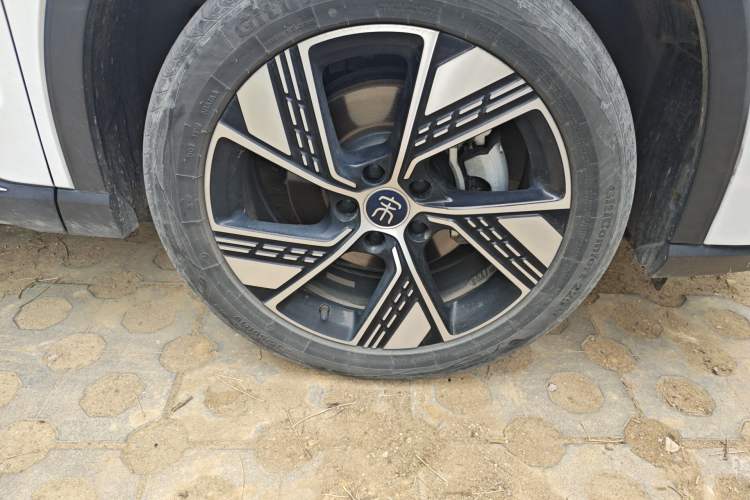 Used BYD Song Pro New Energy 2023 Champion Edition DM-i 110KM Excellence Model Right Front Wheel Hub