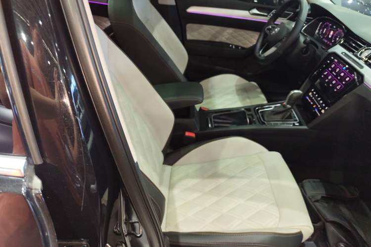 Used Volkswagen Magotan 2023 2 Million Units Commemorative Edition 330TSI DSG Luxury Version Right Front Seat