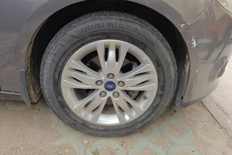 Used Ford Focus 2012 Sedan 1.6L Manual Comfort Model Right Front Wheel Hub