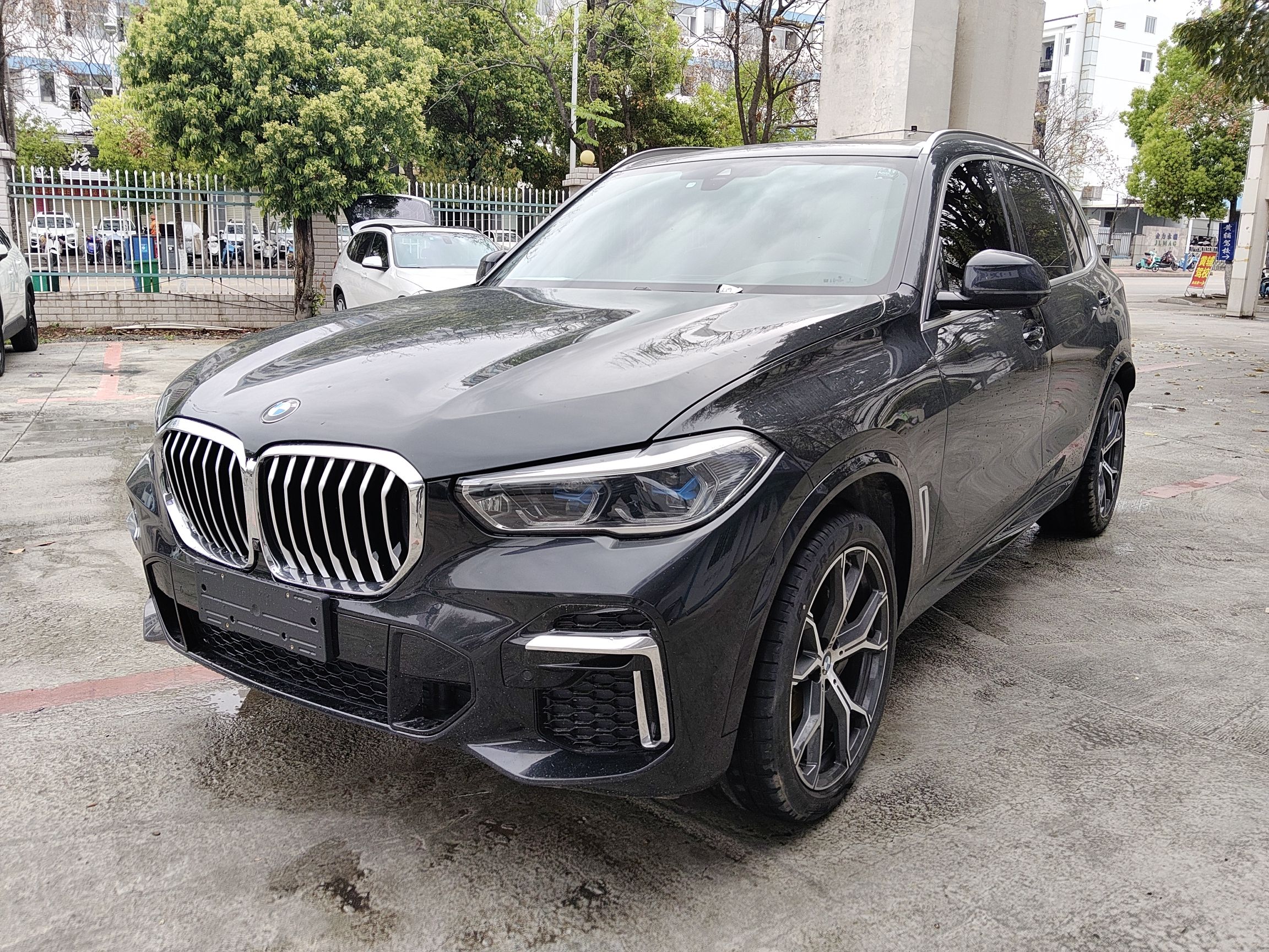 Под передней частью автомобиля