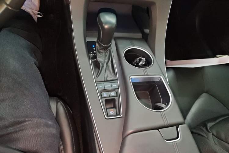 Used Toyota Avalon 2019 Dual-Engine 2.5L XLE Prestige Version China VI Standard
