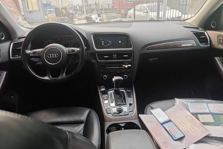 Used Audi Q5 2017 40 TFSI Comfort Model Center Console