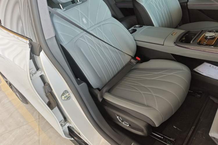 Used Geely Galaxy E8 2025 700 km Long-Range Intelligent Driving Version
