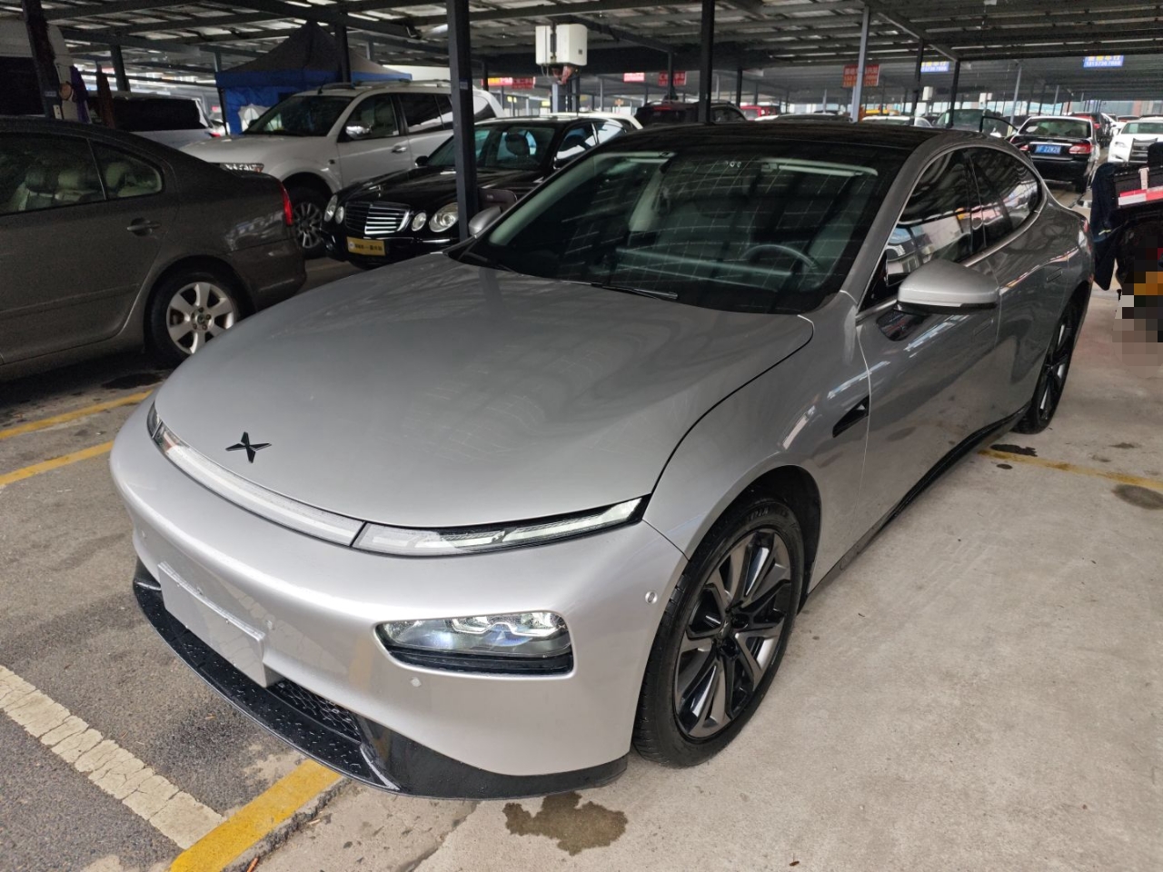 تحت مقدمة السيارة