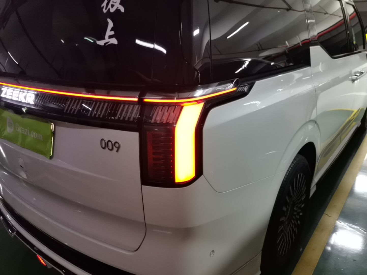 Zeekr 009 2024 7-Seater Aisle Version 108 kWh — снимка 9