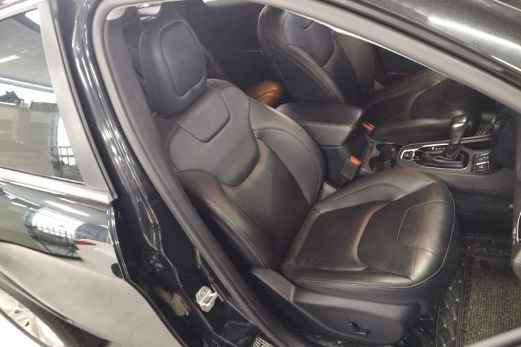 Used Jeep Cherokee 2019 2.0T Two-Wheel Drive Smart Enjoyment Version China VI