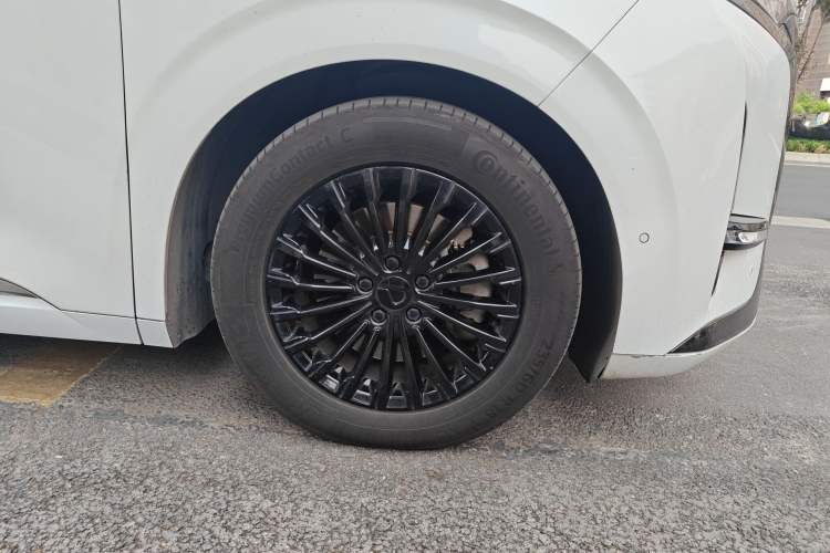 Used Denza D9 2022 DM-i 970 Four-Wheel Drive Flagship Model Right Front Wheel Hub